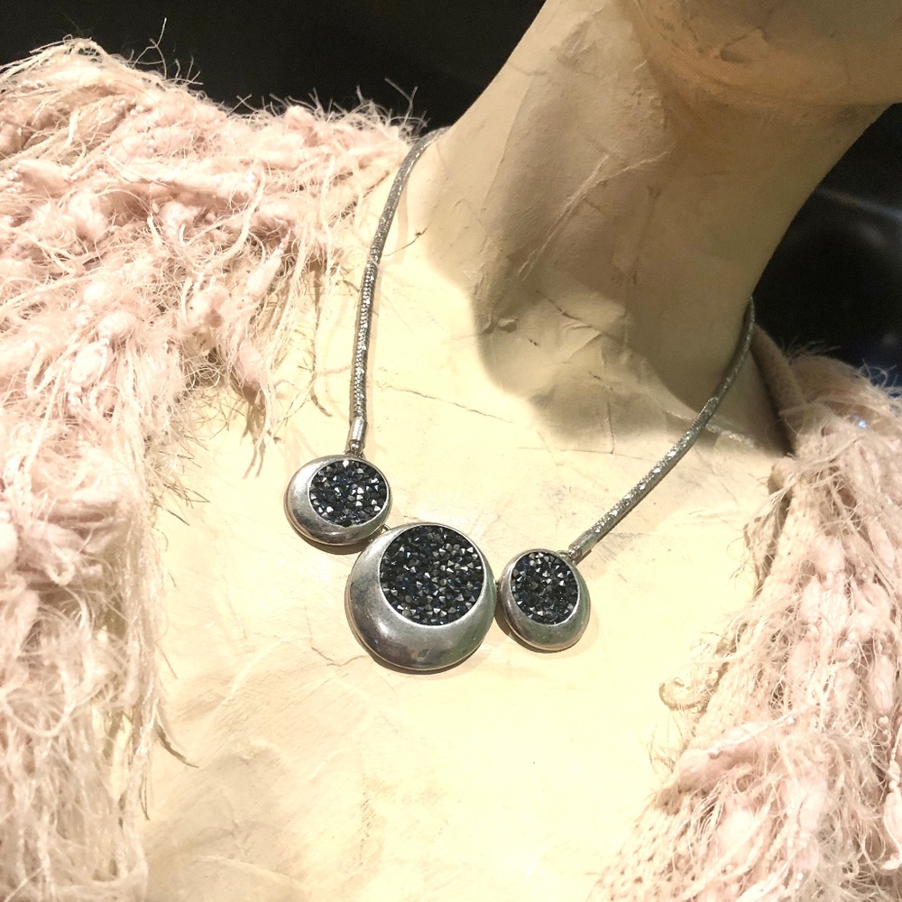 VTG KENNETH COLE Silvertone Blue-Black Faceted Tiny Crystals Modernist Necklace
